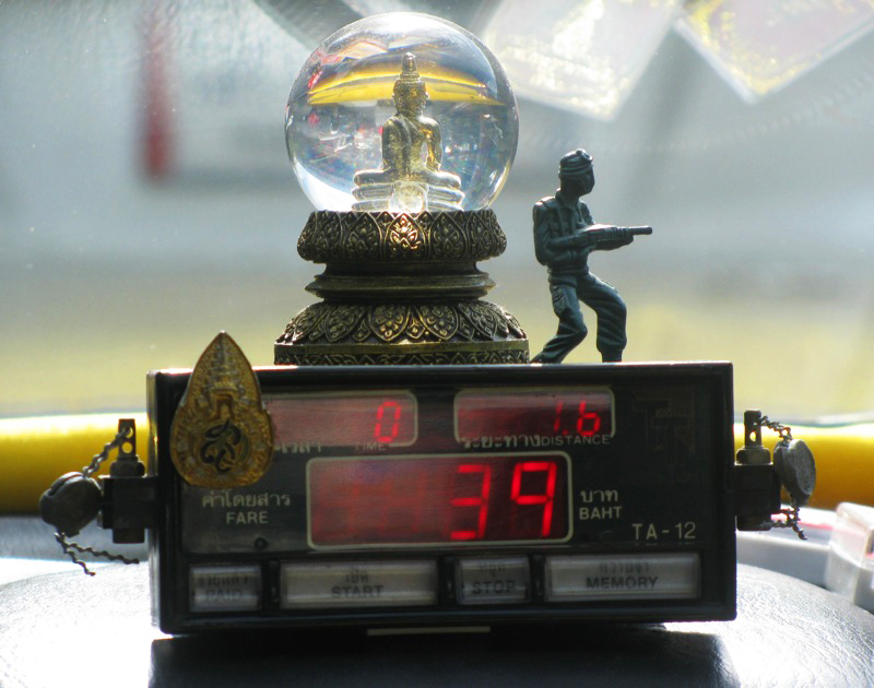 Meter please: les aventures de taxi en Thaïlande Pour notre voyage en Thaïlande on n’a pas loué une voiture comme au Costa Rica l’année précédente. Vu que les taxis la-bas ne coûtent pas très chers on n’a pas...